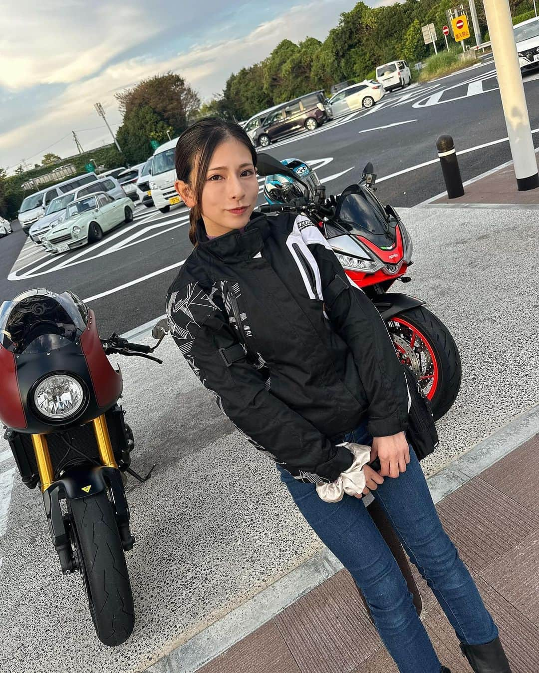 葉月美優さんのインスタグラム写真 - (葉月美優Instagram)「❥もう冬ジャケット着てのツーリングです🏍  気持ちいい季節はあっという間。 たくさん走っておきたいですね♡  バイク▷TUONO660 @apriliajapan   ヘルメット▷KABUTO @ogkkabuto   ジャケット▷HYOD @hyod_ondesign   グローブ/ブーツ▷KADOYA @kadoya_leathers   #バイク #TUONO #tuono660 #aprilia #apriliajapan #ツーリング #ツーリングスポット #triplecafe #トリプルカフェ #touring #カフェ巡り #カフェランチ #カフェ活 #バイク女子 #バイク旅 #バイクツーリング #バイクファッション #大型バイク #大型バイク女子 #bikegirl #レースクイーン #racequeen #バイク女子フォト #バイク女子と繋がりたい #cbr250rr #gsr250 #motovlog #モトブログ #サービスエリア #kabuto」10月27日 22時51分 - miu_haduki