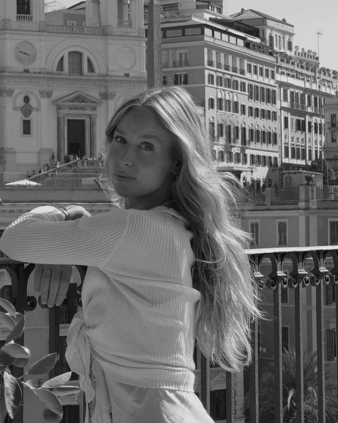 Carin Olssonのインスタグラム：「Rome has been my healing era.    …Also my lunches on the beach, dancing until my feet are sore, Thursday eves on the piazza, pasta for every meal, cute Italian boys, summers by the sea, laughing until my cheeks hurt, and the most wonderful girlfriends-ear. Lots of ups and downs but couldn’t love this part of life anymore.」