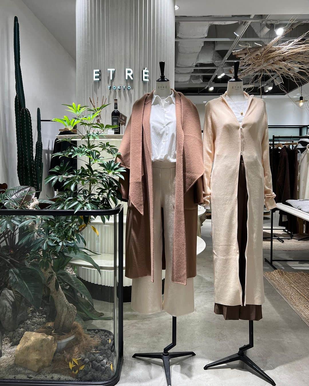 ETRÉ TOKYO ストアのインスタグラム：「@etretokyo  【10/26 New Arrival】  ㅤㅤㅤ ㅤㅤㅤ #ETREリバーストールロングコート IVORY / BEIGE / NAVY S.M size ¥51,700(tax in) ㅤㅤㅤ ㅤㅤ ㅤㅤㅤ新宿スタッフ @etretokyo_nami 167cm IVORY/M 着用 @etretokyo_tobi 157cm BEIGE/M 着用  ㅤㅤㅤ  ㅤㅤㅤ┈┈┈┈┈┈┈┈┈┈┈┈┈┈┈┈┈┈┈ ㅤㅤㅤ ㅤㅤ  【INFORMATION】 ⁡ㅤㅤㅤ ⁡ ※ ルミネカード会員様限定で店舗通販のご利用が可能です。  ⁡ ※お電話がつながりにくい可能性がございます。 ⁡ ※また混雑時には入場制限及び 試着点数の制限を設けさせて頂きます。 予めご了承ください。 ⁡ ⁡ ご理解、ご協力を賜りますよう 心よりお願い申し上げます。   ㅤㅤㅤ 【LUMINE SHINJUKU STORE】 ETRÉ TOKYO ルミネ新宿2店 TEL：03-5989-0979  ー営業時間ー (平日、土日祝)11:00-21:00 ⁡  #etretokyo#etre#fashion#etretokyoshinjuku #etre#2023etre#etretokyo_staff_ootd#2023aw #大人ファッションコーデ #シンプルスタイル  #オトナカジュアルコーデ  #ロングコートコーデ #ウールコート #アウターコーデ #ワントーンコーディネート #オールブラックコーデ #冬コート」