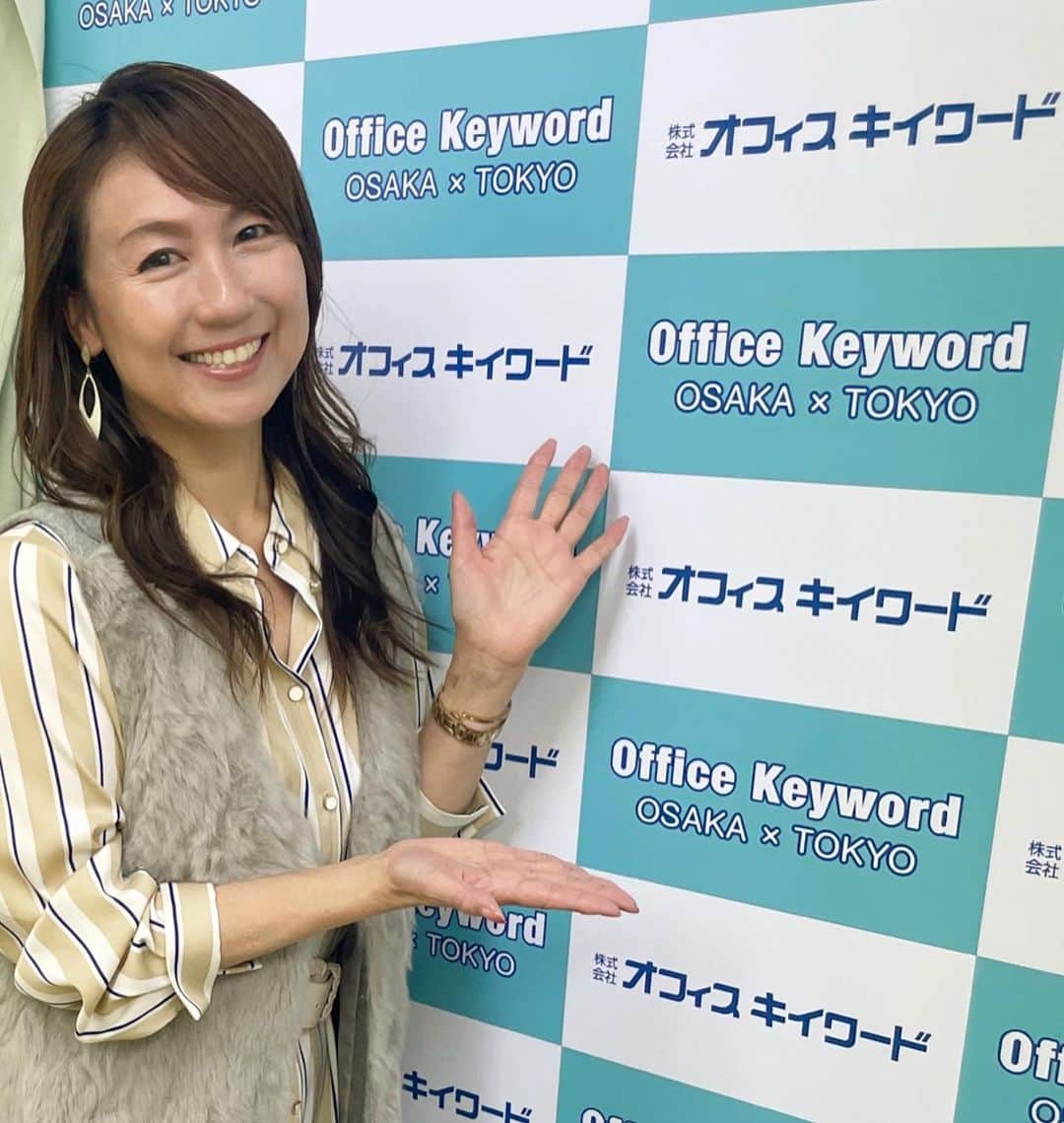 小林万希子のインスタグラム：「・  昨日は我が事務所へ🎤✨  行った時はちゃんと事務所の宣伝しとかないと💓笑 という事で事務所の壁紙をバックに マネージャーさんにパチリととってもらいました👍✨  昨日は名古屋のラジオ局へ電話でつないでの収録🎤  電話でのやり取りって 実は簡単なようでかなり難しいんです。  相手の表情や間が分からないので お互いさぐり合いながら掛け合いをする感じ😊  でも、何度かご一緒した方だったら何となく癖や間がわかってくるので、これもやっぱり場数ですね♪  電話やオンラインは手軽でいいですが、　 私はやっぱりスタジオでお顔を見ながら 盛り上がる方が好きです〜💓  CBC「マイスター小森谷徹の知っ得ランチ」 少し先ですが11月17日(金)12:20頃の放送です♪  いつもエネルギッシュな小森谷さん🔥 小森谷さんとはもう4回目の収録なので アップテンポにもなんとかついていってます💪😆✨笑  記憶力の「認知機能」や くっきりはっきり「見る力」についてお話しています✨ お聴きになれる方はぜひ〜♡  帰りは必ずカフェに寄ってしまう☕️ 甘いものを補給して帰るのが いつものよくないルーティンです😅  でも、この時間のおかげでリフレッシュできて 帰ってバタバタのご飯づくりも苦にならないのですよ🌸  必要な癒しの時間❤️😆」