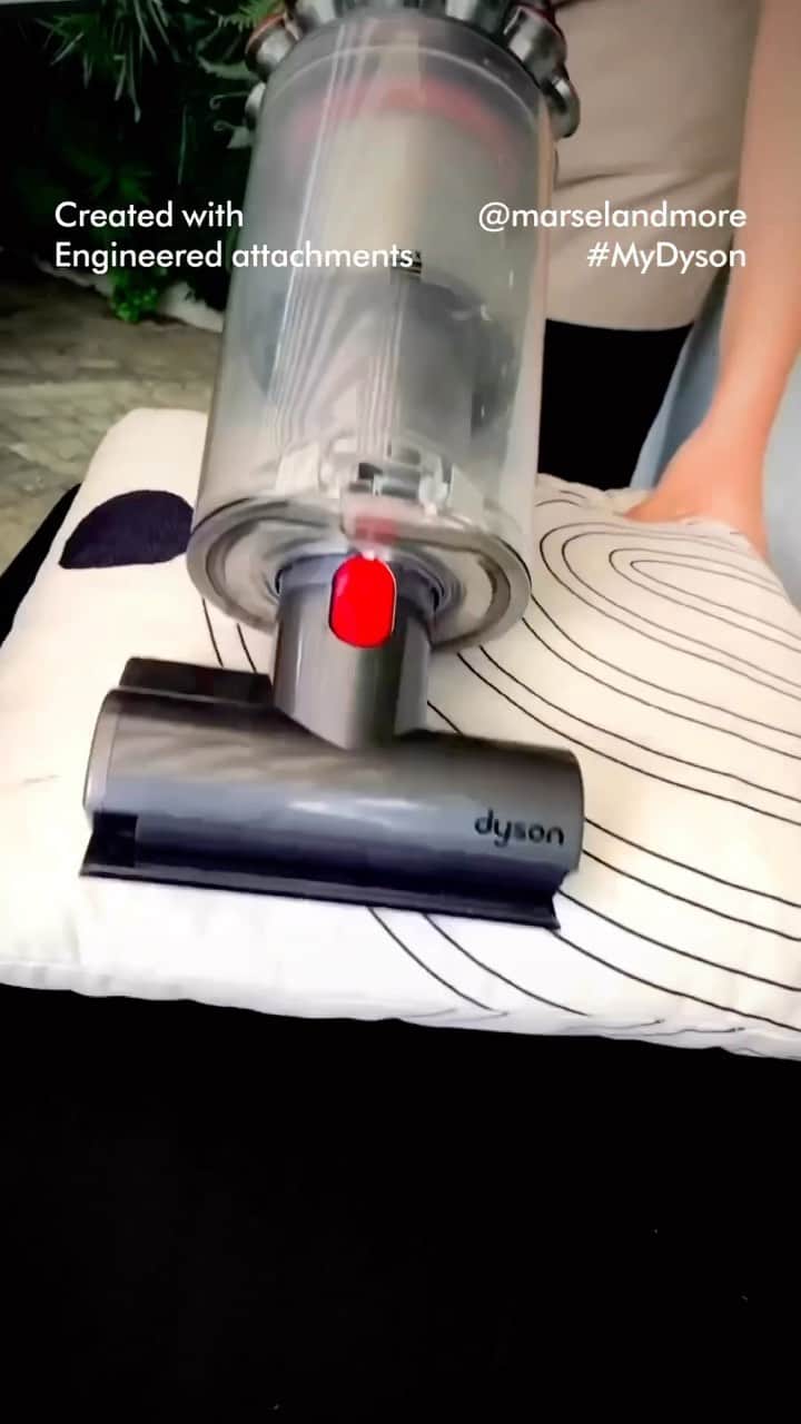 Dysonのインスタグラム：「Five-star service. ⭐️  Engineered with a variety of attachments, Dyson vacuums are prepped to remove debris from all surfaces – from the Mini motorised tool, for upholstery, to the Crevice tool, for narrow gaps.  📸: @marselandmore  Use #MyDyson for the chance to be featured.  #DysonVacuum #CafeCleaning #CleaningTips #DysonTechnology」