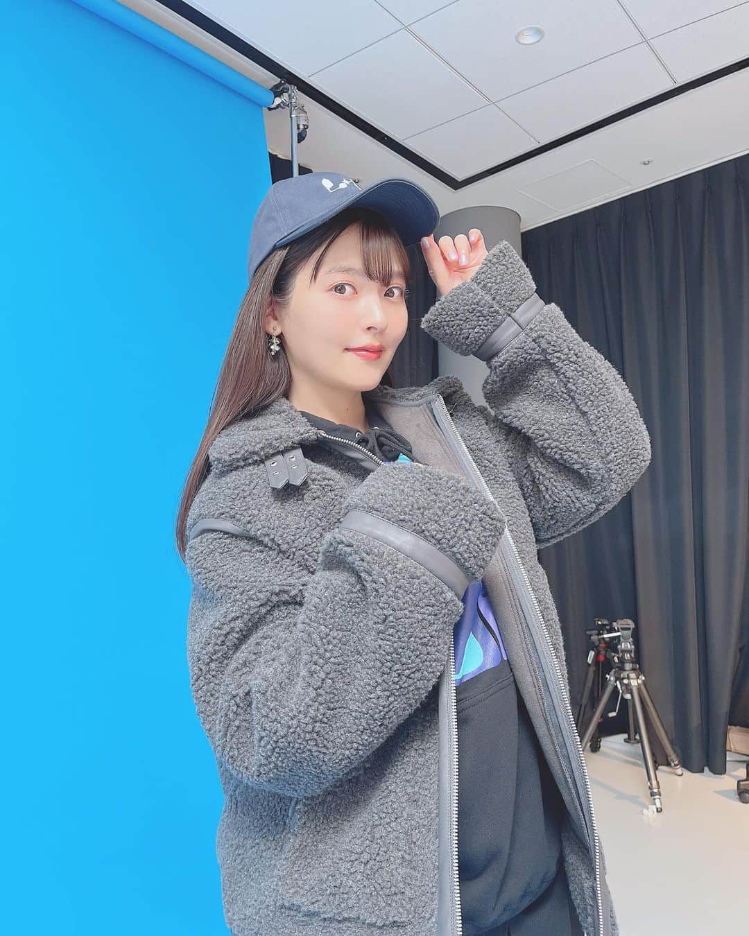 上坂すみれのインスタグラム：「きんようび〜！ 今週も皆さま、おつかれさまでしたヾ(*´∀｀*)ﾉ  マンガートビームスさまの、シンデレラガールズコラボになんとラブライカがっ！ おしゃれなコラボアイテムたちが日曜日まで予約受付中です！  ミナミ、プロデューサー、 アーニャたちのステキな想い出…また、増えました！ うれしい、ですね♪  #シンデレラガールズ」