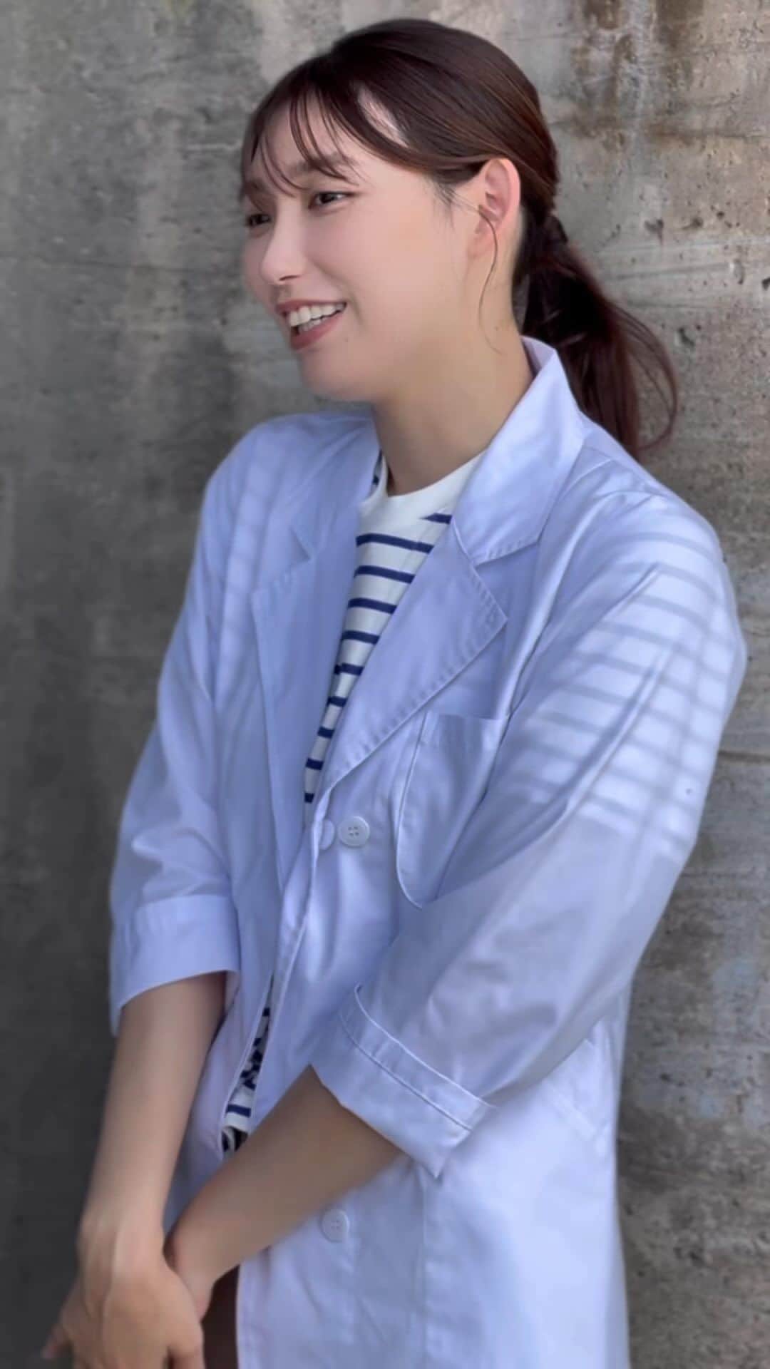 新田ゆうのインスタグラム：「撮影してるのにすごい喋る子です。笑笑 白衣からのグラビアみたい方は😇😇 サブラネット見てみて！！！」