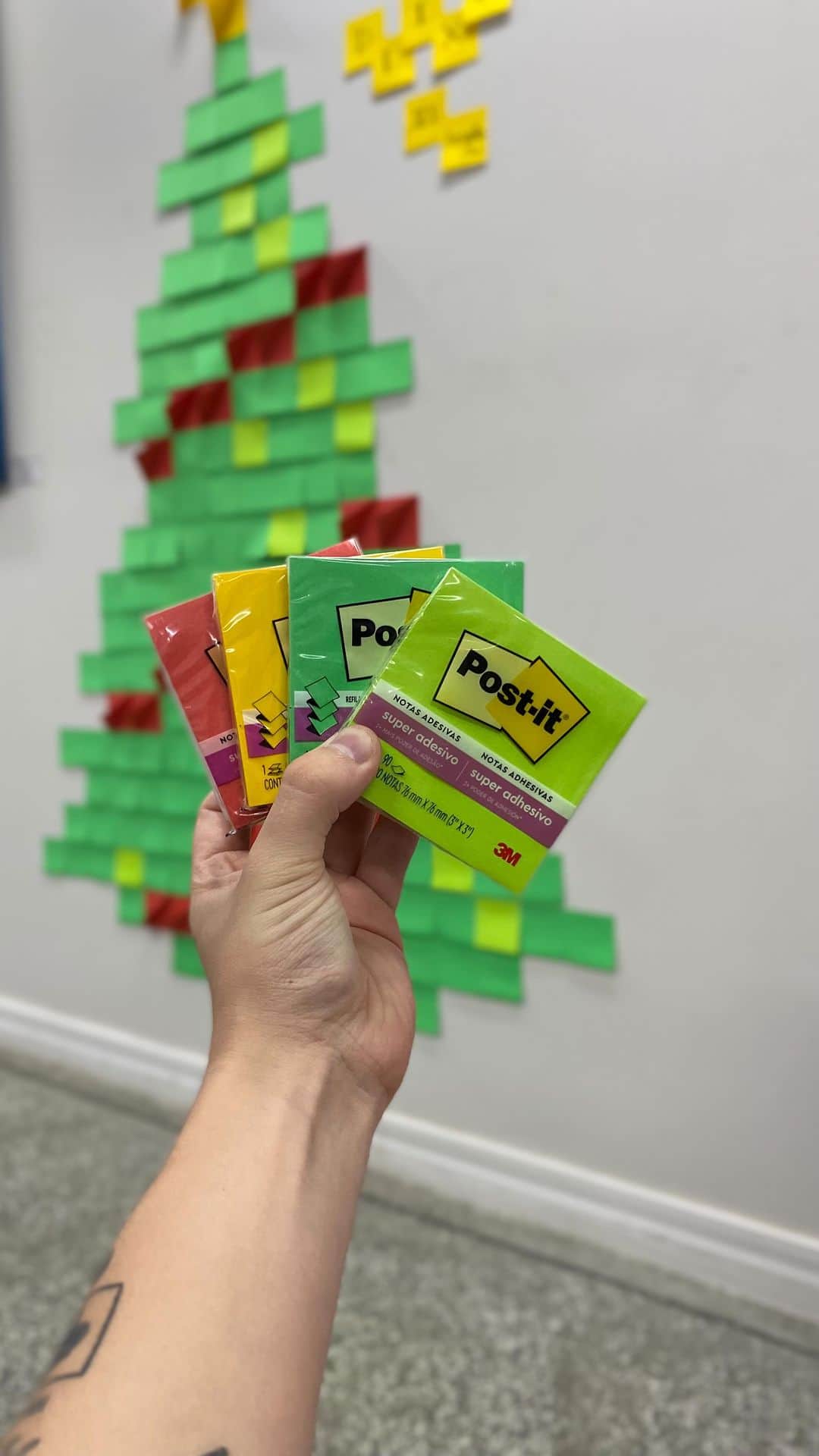 Post-it Brasilのインスタグラム：「E eu que fiz uma árvore de Natal de @postitbrasil 🥹🫶 Ela é interativa pois você pode vir aqui na loja e deixar um recadinho de Natal 🫠❤️   Ela é super fácil de fazer, fica com 2 metros de altura e é super barata!! 🎄✨   #postit #ggpel #libertesuasideias #decoracaonatal #natal #arvorenatal #pixelart」