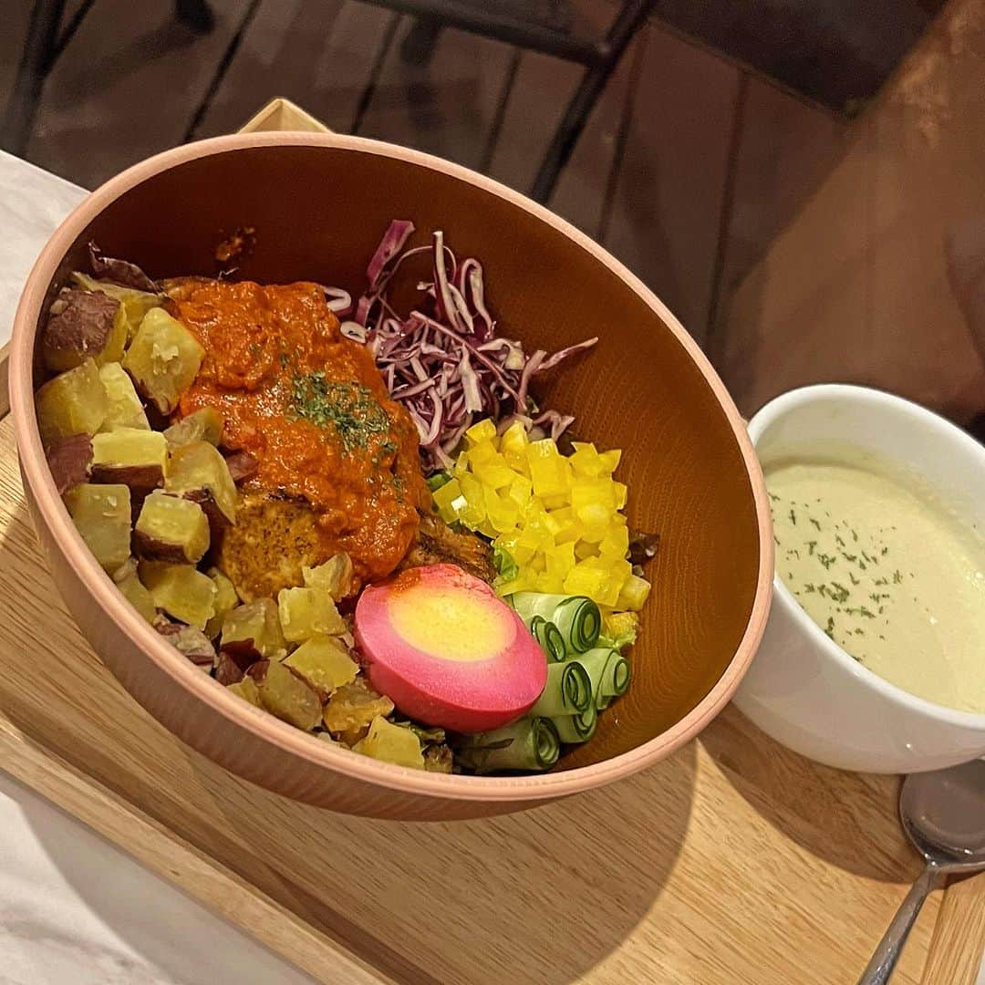 鈴木絢子さんのインスタグラム写真 - (鈴木絢子Instagram)「・ ・ 【もうすぐ冬メニュー🍠🍽】 さつまいもやスーパーフードのメニューを 監修させていただいているプロテインラボ💪✨   @yukiishihara1112 さんの執筆メディア カフェ取材に同行させていただきました🤗✨  一昨年秋から各種サラダボウルに、 焼き芋をプラスできるメニューが登場！  今やトレーニーにおなじみの焼き芋🍠 鶏肉などのタンパク質＋焼き芋＋野菜、 栄養バランスが良くボディメイクにもピッタリ🙌  ボウルメニューはヴィーガン、マッチョなど、 好みでジャンルが選べます🤗✨  今回選んだのは……👉 焼き芋プラス（300yen）  💜BEAUTY サーモンやアボカド、キヌア、チアシードなど🌟 スーパーフードたっぷりな美サラダボウル！  💜INDIAN カレーにヘルシーなヨーグルトと野菜。 ちょい辛にさつまいもの甘さが絶妙の組み合わせ！  どれをチョイスしても食べ応え抜群🌟 ヘルシーで美味しくて満腹＆ ギルトフリーで満足感も高い完全食は、 全ダイエット女子とトレーニーの味方です💪✨  人気のスーパーフード・アマランサスを使った、 冬にピッタリのHOTな新メニューは近日デビュー🍠 ぜひご期待ください🤗✨✨ ・ ・ ・ #プロテイン #ボディメイク #ジムコラボ #ギルトフリー #スーパーフード #さつまいも #さつまいもlover #さつまいもスイーツ #インナービューティー #ダイエット成功 #さつまいもダイエット #芋美容 #美容家 #プロテインラボ #堀江カフェ #レシピ監修 #고구마 #sweetpotato #🍠」10月27日 22時56分 - ayako_suzuki810