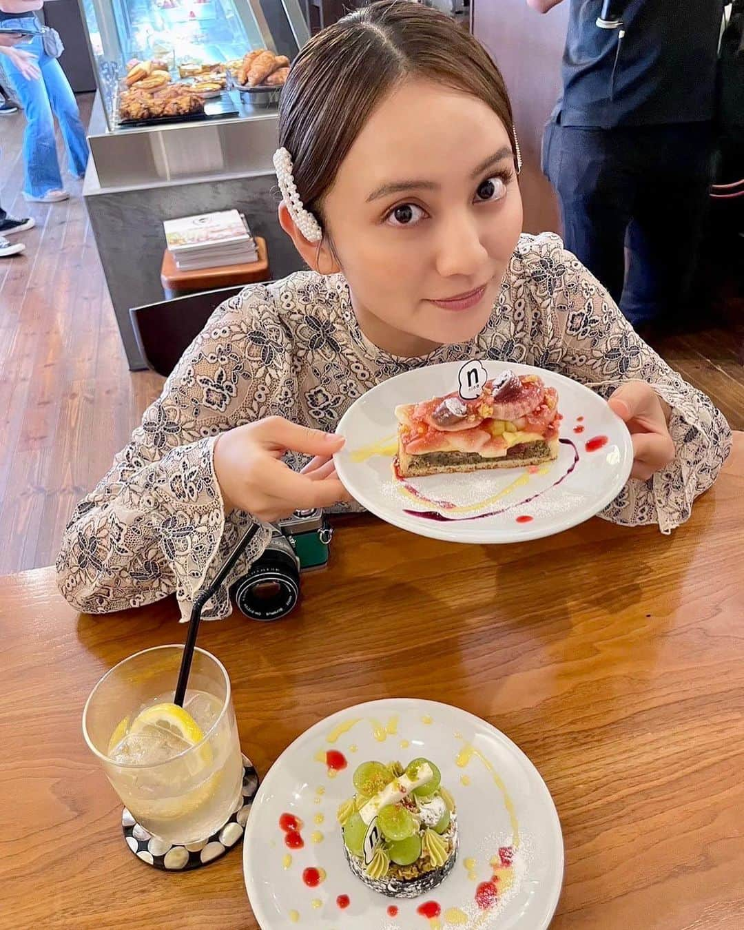 岡田結実さんのインスタグラム写真 - (岡田結実Instagram)「・ ▷▷▷▸▸▸▸▸◂◂◂◂◂◁◁◁  📷CAFE & PATISSERIE nino  住所 : 愛知県半田市更生町１－１２５－７ TEL : ０５６９－８９－００２８ 営業時間 : １０：００～１８：３０ カフェタイム☕️ １１：００〜１６：３０（L.O１６：００） 定休日:  火、水  ▷▷▷▸▸▸▸▸◂◂◂◂◂◁◁◁  結実ちゃんが食べたメニュー🧁 いちじくと紅茶のタルト ７７０円 シャインマスカットタルト１０７８円  旬のフルーツを使ったタルトを食べてきたよ❣️ 店内には可愛いケーキがずらり👀 半田市民に愛されるお店でした🫶  あなたも誰かと行きたくなる、FinderTRIP✨　　 〈FinderTRIP〉 半田市 絶品フルーツタルト   見逃し配信はこちら💁🏻‍♀️ ✅YouTube https://youtu.be/eE0XWW-h6ts ✅Locipo https://locipo.jp/creative/2fdd9146-ae7e-4073-b49c-214f8833ca20  #findertrip #ファインダートリップ #岡田結実 #緑黄色社会 #名古屋 #カメラ #名古屋デート #フィルムカメラ  #名古屋カメラ部 #名古屋観光 #名古屋鉄道 #電車旅 #半田市#半田 #半田カフェ #半田ランチ　#半田グルメ #半田市グルメ #半田市ランチ #CAFEPATISSERIEnino #nino #ケーキ #タルト  #旬のフルーツ#🧁#🍰」10月27日 22時57分 - okada_yui_official