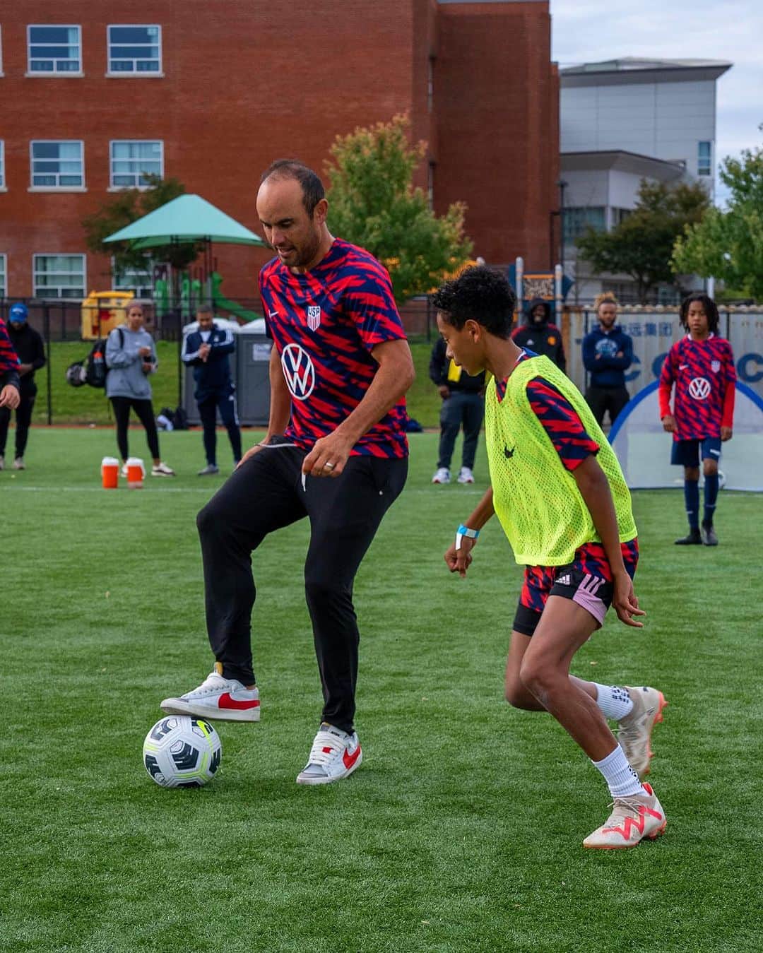 Volkswagen USAのインスタグラム：「Big futures come in small packages. We’re all about investing in what’s next, both on and off the field.   In Hartford, it was @usmnt legend @landondonovan10 inspiring the next generation of players at the U.S. Soccer x Nike Youth Soccer Clinic in collaboration with Volkswagen. Thanks to our partners @ussoccer and our friends at @nikefootball for helping us put our best foot forward in chasing a brighter future for the game.   #VW #VWGrowingTheGame #VWID4 #USSF #USMNT #Nike #NikeFC」