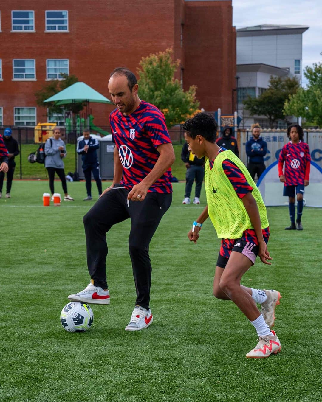 Volkswagen USAさんのインスタグラム写真 - (Volkswagen USAInstagram)「Big futures come in small packages. We’re all about investing in what’s next, both on and off the field.   In Hartford, it was @usmnt legend @landondonovan10 inspiring the next generation of players at the U.S. Soccer x Nike Youth Soccer Clinic in collaboration with Volkswagen. Thanks to our partners @ussoccer and our friends at @nikefootball for helping us put our best foot forward in chasing a brighter future for the game.   #VW #VWGrowingTheGame #VWID4 #USSF #USMNT #Nike #NikeFC」10月27日 23時05分 - vw