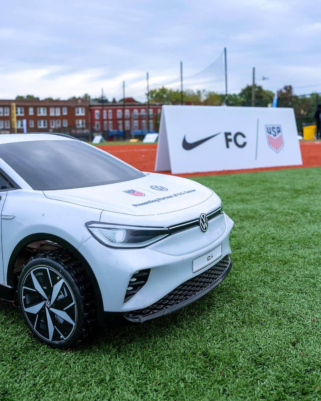 Volkswagen USAさんのインスタグラム写真 - (Volkswagen USAInstagram)「Big futures come in small packages. We’re all about investing in what’s next, both on and off the field.   In Hartford, it was @usmnt legend @landondonovan10 inspiring the next generation of players at the U.S. Soccer x Nike Youth Soccer Clinic in collaboration with Volkswagen. Thanks to our partners @ussoccer and our friends at @nikefootball for helping us put our best foot forward in chasing a brighter future for the game.   #VW #VWGrowingTheGame #VWID4 #USSF #USMNT #Nike #NikeFC」10月27日 23時05分 - vw