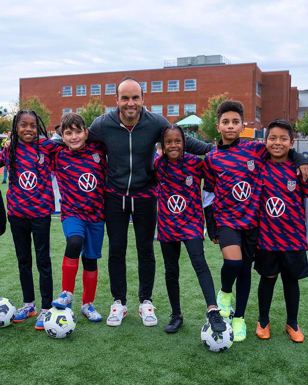 Volkswagen USAさんのインスタグラム写真 - (Volkswagen USAInstagram)「Big futures come in small packages. We’re all about investing in what’s next, both on and off the field.   In Hartford, it was @usmnt legend @landondonovan10 inspiring the next generation of players at the U.S. Soccer x Nike Youth Soccer Clinic in collaboration with Volkswagen. Thanks to our partners @ussoccer and our friends at @nikefootball for helping us put our best foot forward in chasing a brighter future for the game.   #VW #VWGrowingTheGame #VWID4 #USSF #USMNT #Nike #NikeFC」10月27日 23時05分 - vw