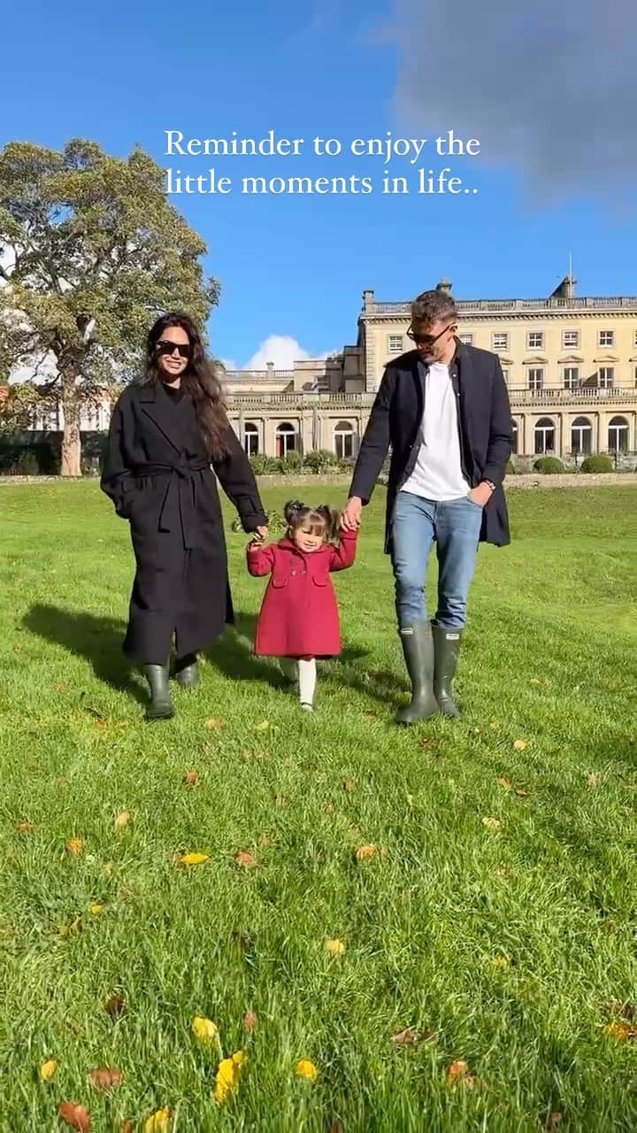 Diipa Büller-Khoslaのインスタグラム：「Don’t forget to take walks in the sunshine with your loved ones 🤍  So grateful for this short break with a few of my fav humans @olegbuller @sangithakhosla @nankhosla  Location: @cowleymanor」