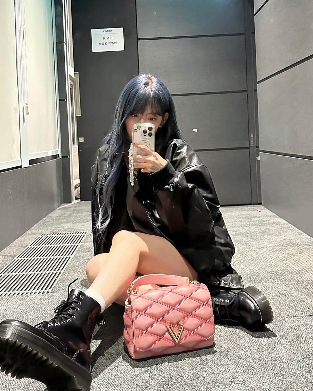 のインスタグラム：「New jacket New boots~」
