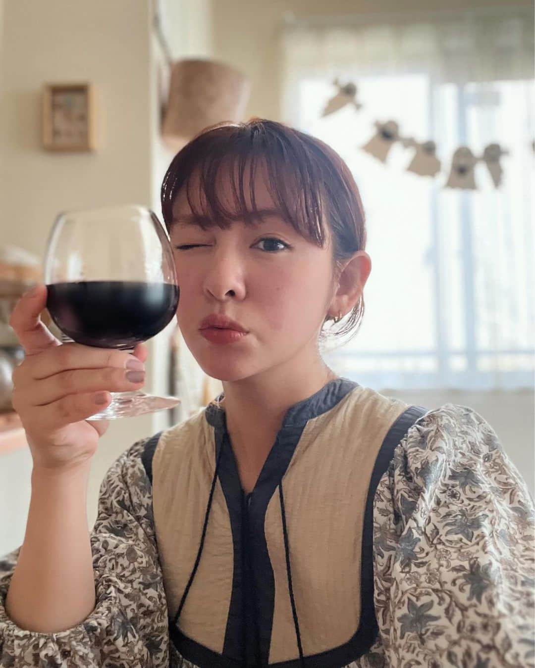 菅谷梨沙子さんのインスタグラム写真 - (菅谷梨沙子Instagram)「アンバサダーを務めているコノスルのワイン 11月のおすすめはこちら！  オーガニックシリーズのマルベック 休日をいいことに子供たちの映画タイムを横に夫婦で乾杯🥂 たま〜にそんな時があってもいいよね。  楽しい時間でした☺️⭐︎  @conosurlovers.official   #コノスルアンバサダー #ワイン #家飲みならコノスル #コノスル #地球にやさしい #マルベック #赤ワイン #地球にやさしく自分に楽しく美味しく嗜むサステナライフ」10月27日 22時59分 - risako_sugaya