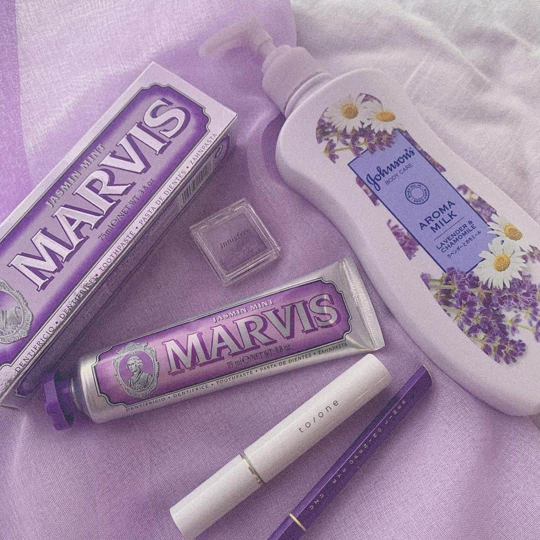 Marvis®️ Official Partnerのインスタグラム：「Bringing out my inner enchantress with this morning ritual for the start of Halloweekend 💜🧙🏼‍♀️」
