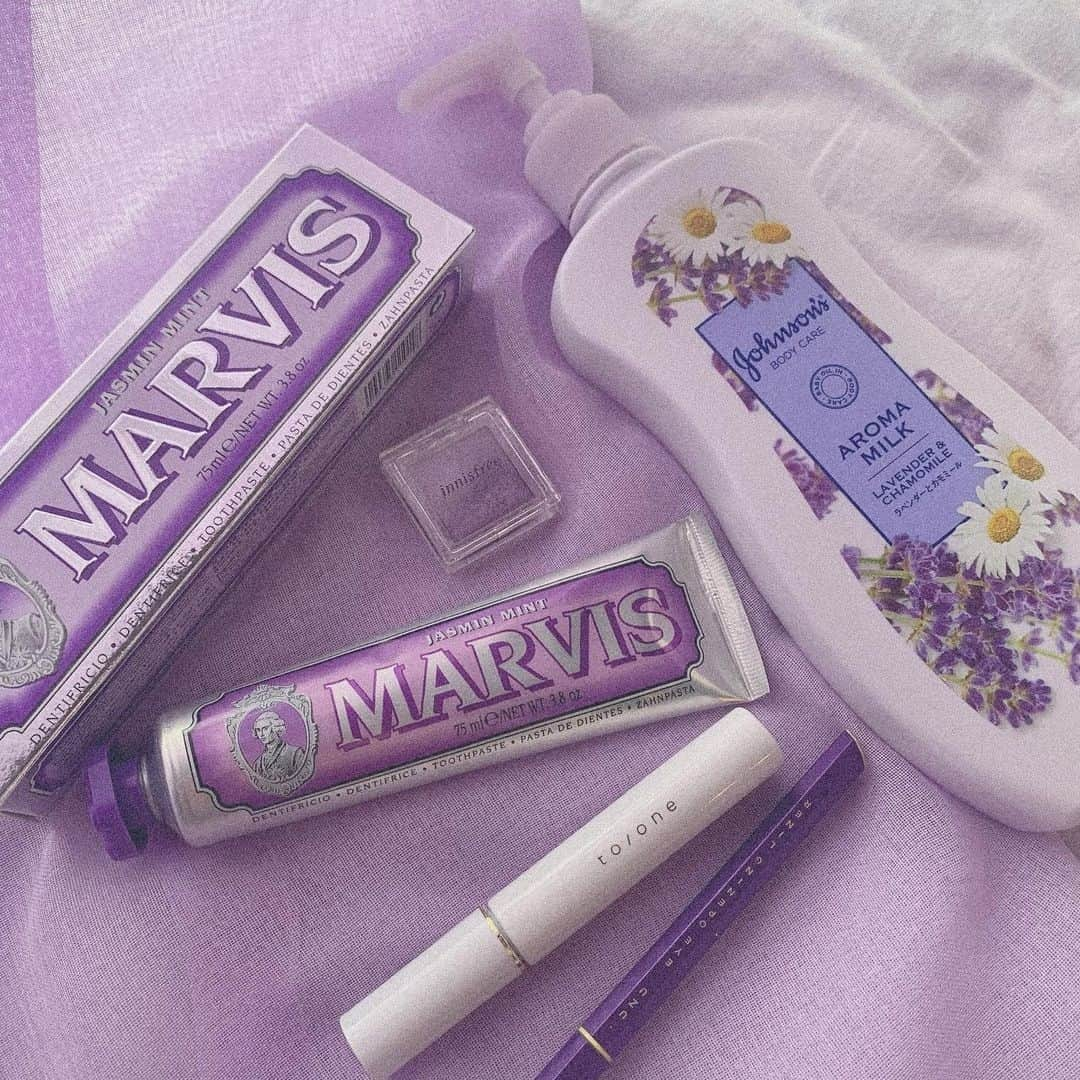 Marvis®️ Official Partnerのインスタグラム：「Bringing out my inner enchantress with this morning ritual for the start of Halloweekend 💜🧙🏼‍♀️」