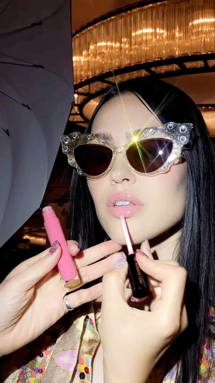 パット・マグラスのインスタグラム：「HEAVY PETAL 💖🌸 💖 Behold the DIVINE @ameliagray at @annasui RTW Spring 2024. The iconic LUST: Gloss™ guarantees lush hydration, striking pigment, and that sought-after glossy perfection. 💖🌸💖 SHOP NOW at PATMcGRATH.COM   ✨STARRING✨ LUST: Gloss™  ‘HEAVY PETAL’」