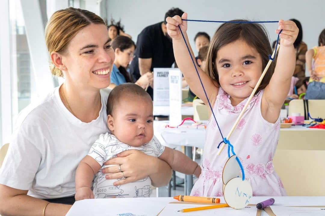 ニュー・ミュージアム・オブ・コンテンポラリー・アートのインスタグラム：「Calling all families! 🤗  You’re invited to the New Museum Family Day on Sunday, November 5 from 11 a.m. to 1 p.m. Join us for art-making activities inspired by “Judy Chicago: Herstory.”   Explore the shapes and colors of works in a wide array of mediums from @judy.chicago’s work. Then, come together in the Sky Room to create your own work of art—materials will be provided.   FREE with registration (includes museum admission) for families with children ages 4 to 12. Link in bio to sign up.」