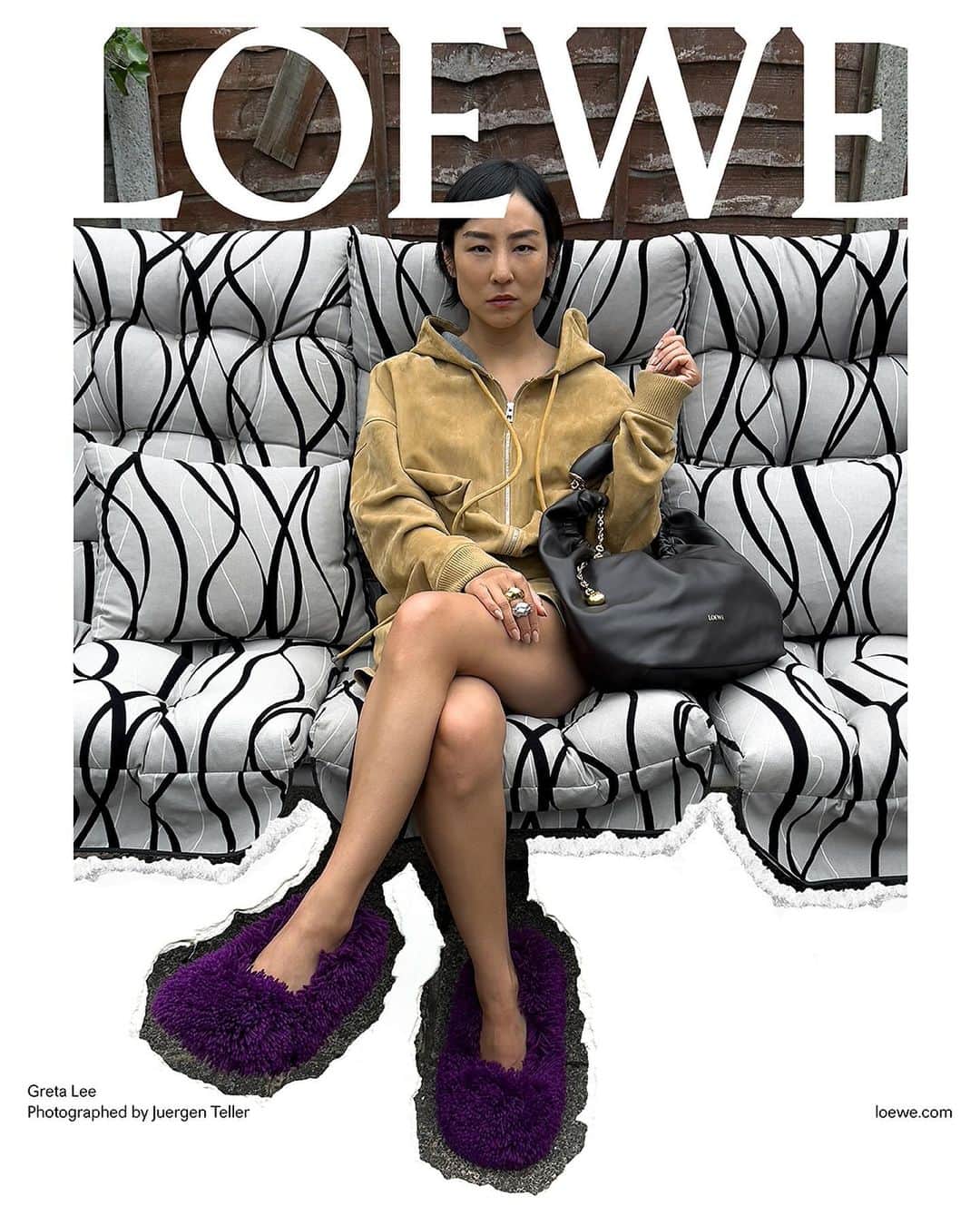 Loeweのインスタグラム：「CAN I SIT WITH HER?  Greta Lee with the Squeeze bag for LOEWE Spring Summer 2024 precollection.  Photography Juergen Teller Creative direction Jonathan Anderson  Creative partner Dovile Drizyte Styling Benjamin Bruno  Production Holmes Production  #LOEWE #LOEWESS24」