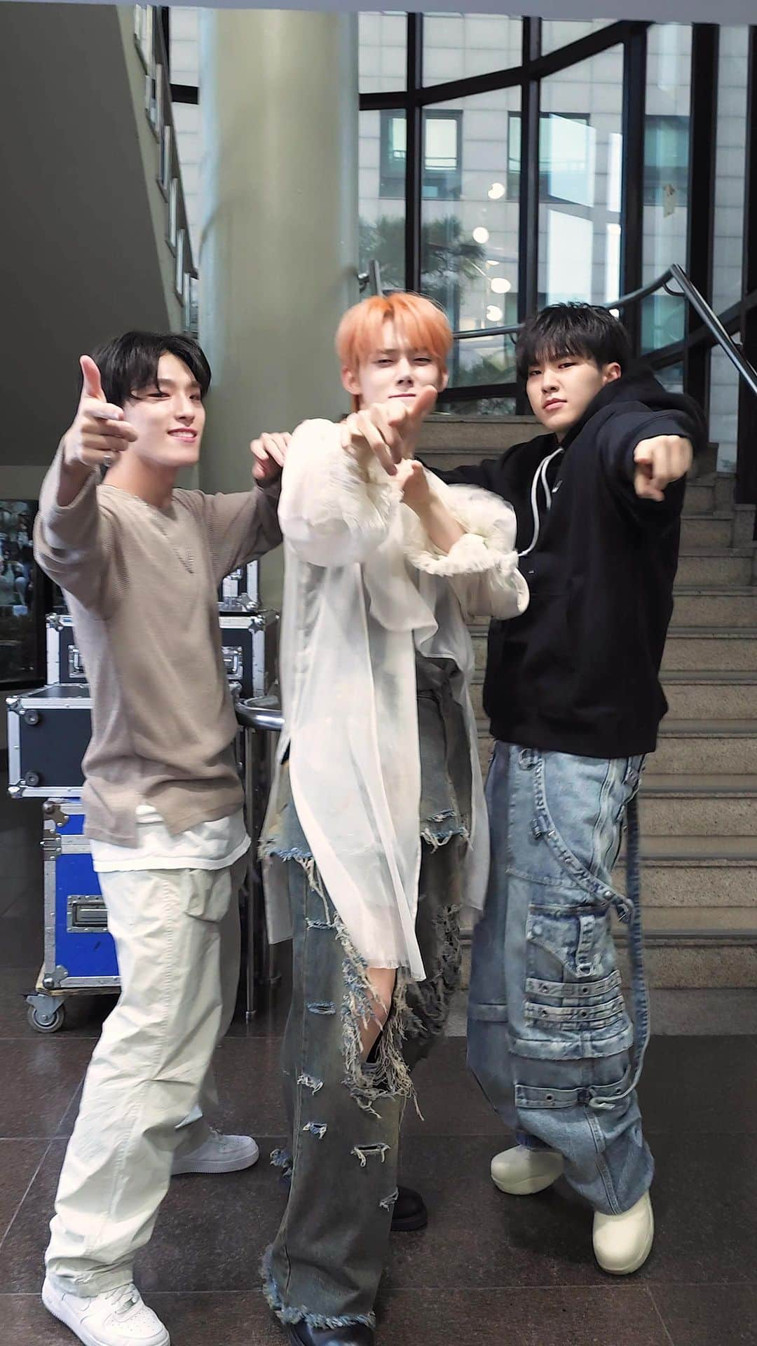 Tomorrow X Togetherのインスタグラム：「멋진 형 멋진 내 친구와 #ChasingThatFeeling ✧.*🐯🦦🦊♡⊹ @saythename_17 @ho5hi_kwon @feat.dino   #YEONJUN #HOSHI #DINO #SEVENTEEN  #투모로우바이투게더 #TOMORROW_X_TOGETHER #TXT #TheNameChapter #FREEFALL」