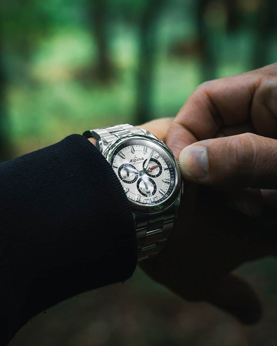 アルピナさんのインスタグラム写真 - (アルピナInstagram)「The Alpiner Quartz Chronograph comes in a 42 mm steel case, water-resistant to 100 m, with a steel bracelet, as is customary for a watch initially dedicated to alpine sports.  #AlpinerCollection #Chronograph #Outdoor #SwissWatch」10月27日 23時01分 - alpinawatches