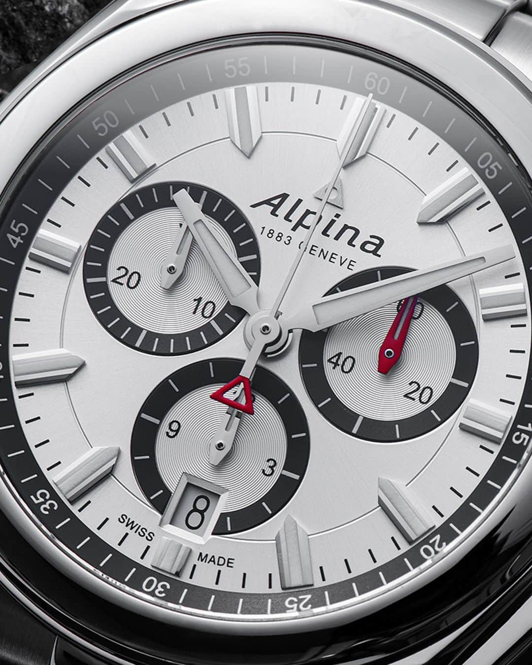 アルピナのインスタグラム：「The Alpiner Quartz Chronograph comes in a 42 mm steel case, water-resistant to 100 m, with a steel bracelet, as is customary for a watch initially dedicated to alpine sports.  #AlpinerCollection #Chronograph #Outdoor #SwissWatch」
