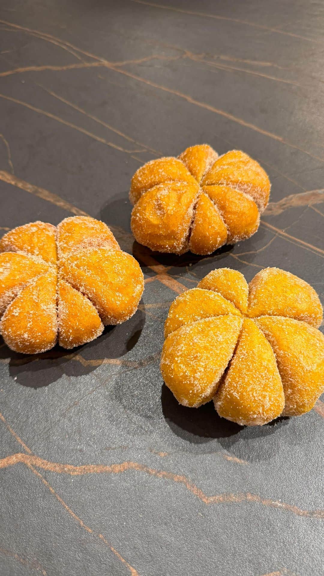 DOMINIQUE ANSEL BAKERYのインスタグラム：「Pumpkin Spiced Doughnuts for this weekend’s special at @dominiqueanselworkshop, soft and fluffy pumpkin brioche doughnuts with warm autumn spices and lightly tossed in cinnamon sugar. Here in Flatiron only today through Tuesday for Halloween. 🎃」
