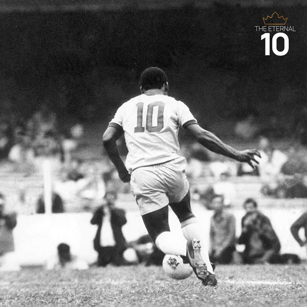 ペレのインスタグラム：「A camisa número 10 no futebol, frequentemente associada ao jogador mais habilidoso e talentoso da equipe, tornou-se um símbolo com Pelé. No entanto, ele não começou usando a camisa 10 na Seleção. Sua estreia aconteceu com a camisa 9. Foi apenas a partir da Copa do Mundo de 1958, na Suécia, que Pelé passou a utilizar a camisa 10. Essa escolha ocorreu de forma aleatória, uma vez que a numeração foi atribuída por um membro da Fifa, já que o Brasil não havia enviado uma numeração prévia à entidade. . The number 10 shirt in football is often associated with the most skilled and talented player on the team. For Pelé, it became a symbol of his greatness. However, when he first played for the national team, he wore shirt number 9. Pelé only started wearing shirt number 10 after the 1958 World Cup in Sweden. Interestingly, this choice occurred randomly, as the number was assigned by a FIFA member. Brazil had not sent a prior number to the entity.」