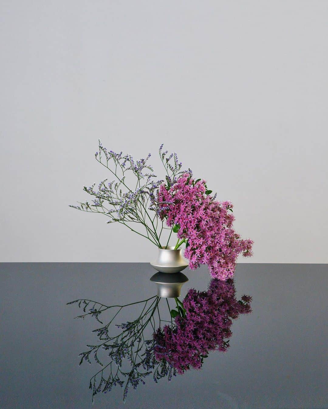 鈴木淳子さんのインスタグラム写真 - (鈴木淳子Instagram)「お知らせ📢 28日(土) 13:00より  KENZAN VASEを販売します。 @dakten_collection   自由に花を楽しむために 名前のとおり、 小さな剣山が仕込まれています。  真鍮の重みが効いていて 少し長さのある花も 小ぶりな枝も 凛と立ち上がり 無茶しなければ倒れません。  真鍮の色が美しいSolid Brass 純銀の淡い白のSatin Silver 柔らかな光沢の黒 Oxidized Black  サイズはGarlic🧄とMushroom🍄 2サイズ展開、計６種です。  最初の試作から1年以上、 ぐるっと季節が巡り 様々な草花で楽しみましたが 私もまだやってみたい飾り方が無数にあります。  みなさんも、ぜひ楽しんでくださいね🤍  #KENZANVASE #DAKTEN #dakten_collection」10月27日 23時03分 - junkosuzuki