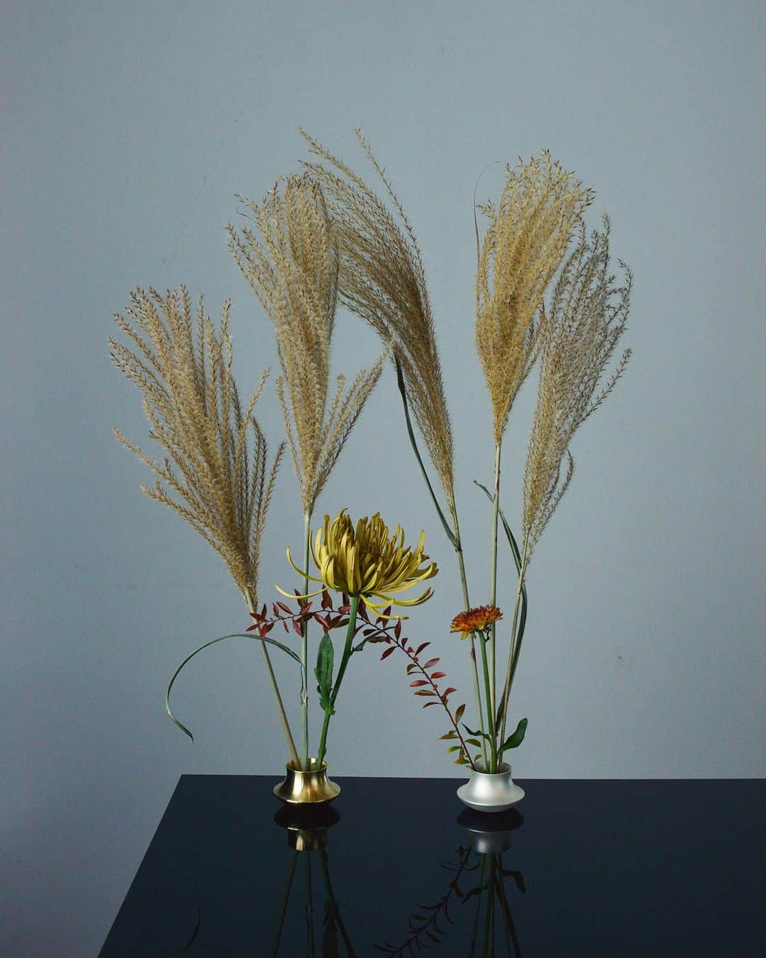 鈴木淳子さんのインスタグラム写真 - (鈴木淳子Instagram)「お知らせ📢 28日(土) 13:00より  KENZAN VASEを販売します。 @dakten_collection   自由に花を楽しむために 名前のとおり、 小さな剣山が仕込まれています。  真鍮の重みが効いていて 少し長さのある花も 小ぶりな枝も 凛と立ち上がり 無茶しなければ倒れません。  真鍮の色が美しいSolid Brass 純銀の淡い白のSatin Silver 柔らかな光沢の黒 Oxidized Black  サイズはGarlic🧄とMushroom🍄 2サイズ展開、計６種です。  最初の試作から1年以上、 ぐるっと季節が巡り 様々な草花で楽しみましたが 私もまだやってみたい飾り方が無数にあります。  みなさんも、ぜひ楽しんでくださいね🤍  #KENZANVASE #DAKTEN #dakten_collection」10月27日 23時03分 - junkosuzuki