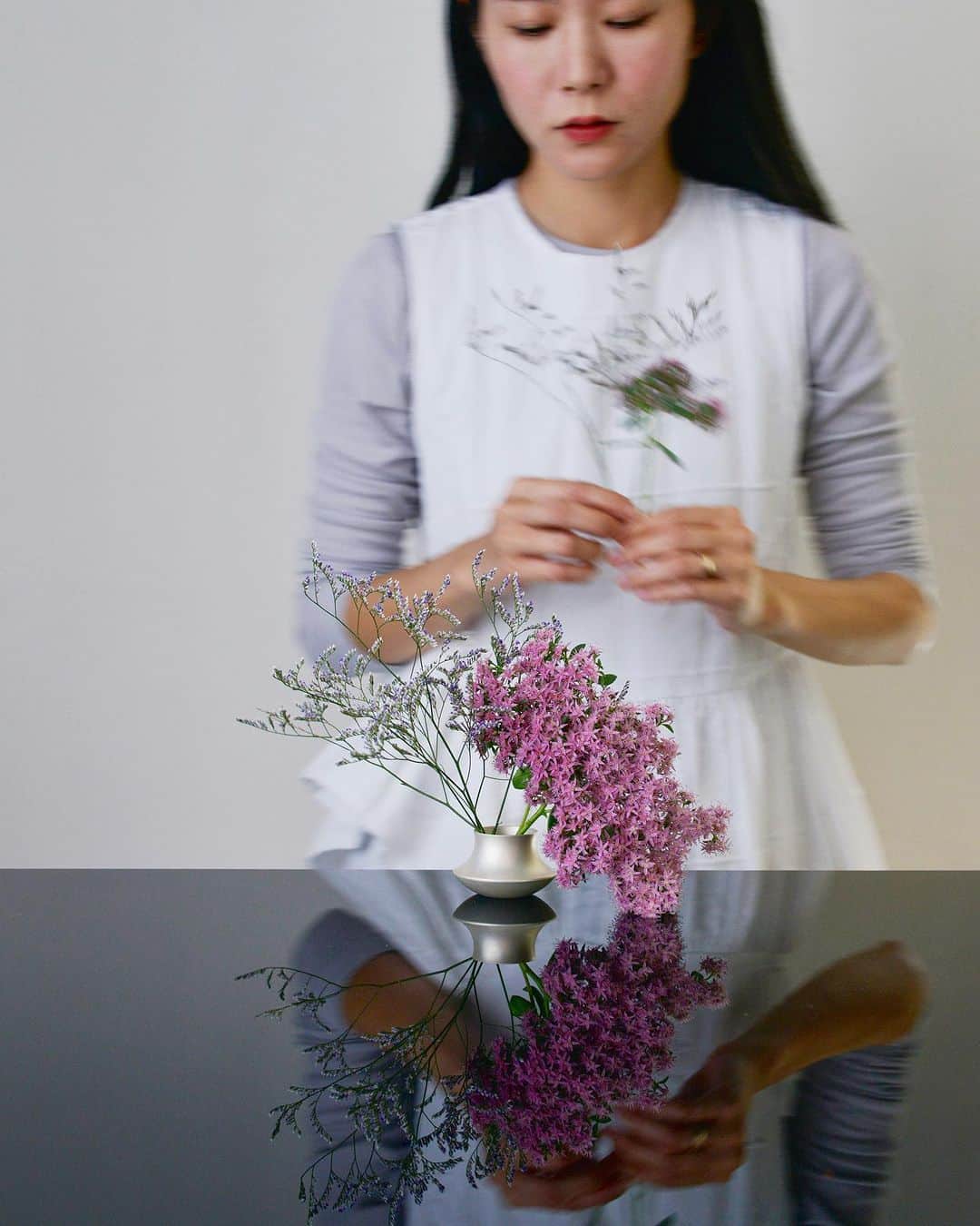 鈴木淳子のインスタグラム：「お知らせ📢 28日(土) 13:00より  KENZAN VASEを販売します。 @dakten_collection   自由に花を楽しむために 名前のとおり、 小さな剣山が仕込まれています。  真鍮の重みが効いていて 少し長さのある花も 小ぶりな枝も 凛と立ち上がり 無茶しなければ倒れません。  真鍮の色が美しいSolid Brass 純銀の淡い白のSatin Silver 柔らかな光沢の黒 Oxidized Black  サイズはGarlic🧄とMushroom🍄 2サイズ展開、計６種です。  最初の試作から1年以上、 ぐるっと季節が巡り 様々な草花で楽しみましたが 私もまだやってみたい飾り方が無数にあります。  みなさんも、ぜひ楽しんでくださいね🤍  #KENZANVASE #DAKTEN #dakten_collection」