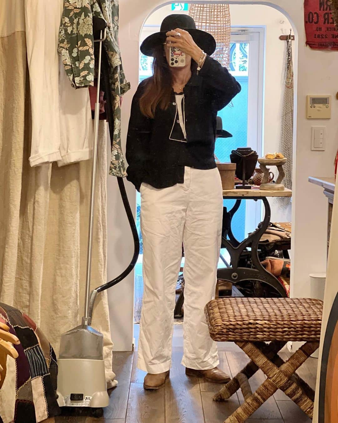 Megのインスタグラム：「珍しくモノトーンの日  最近食欲がすごくて体が重い..... そして服がかっこよく着れない..... 何を着てもハマらない スタイル維持って大事だけど難しい この歳になると尚のこと 一先ずちょっと甘い物を控えようと思う ジムに通ったりランニングしたりが絶対できない人なので日常でできることを気をつけて少し調整  あぁ毎日美味しい物をお腹いっぱい食べたい！ 腹八分目ってなんですか？  現役消防士が教える1ヶ月で3.5キロ減るっていうやつを実践中 小汗はかくのでやらないよりはマシだと思って続けてみる  #ダイエット #永遠のテーマ」