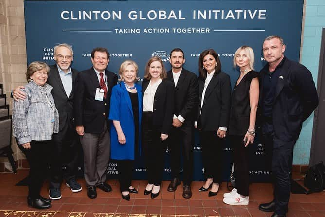 ヒラリー・クリントンのインスタグラム：「With crises unfolding across the world, we can’t forget Ukraine’s urgent fight to defend its freedom. Last month, at the annual meeting of the @ClintonGlobal Initiative, I stood alongside Ukraine’s First Lady Olena Zelenska to announce the launch of a coalition of partners committed to supporting the people of Ukraine. ⁣ ⁣ Two of the partners in the CGI Ukraine Action Network—@Superhumans.Center’s Olga Rudneva and @BlueCheckUkraine’s @LievSchreiber—joined me recently for conversations about the mission and means of their organizations. ⁣ ⁣ From providing survivors with prosthetic limbs to fast-tracking financial support to aid organizations, their work is utterly inspiring. ⁣ ⁣ To listen, look for the latest episode of You And Me Both wherever you get your podcasts.⁣ ⁣ Photos: Beatrice Moritz for CGI」