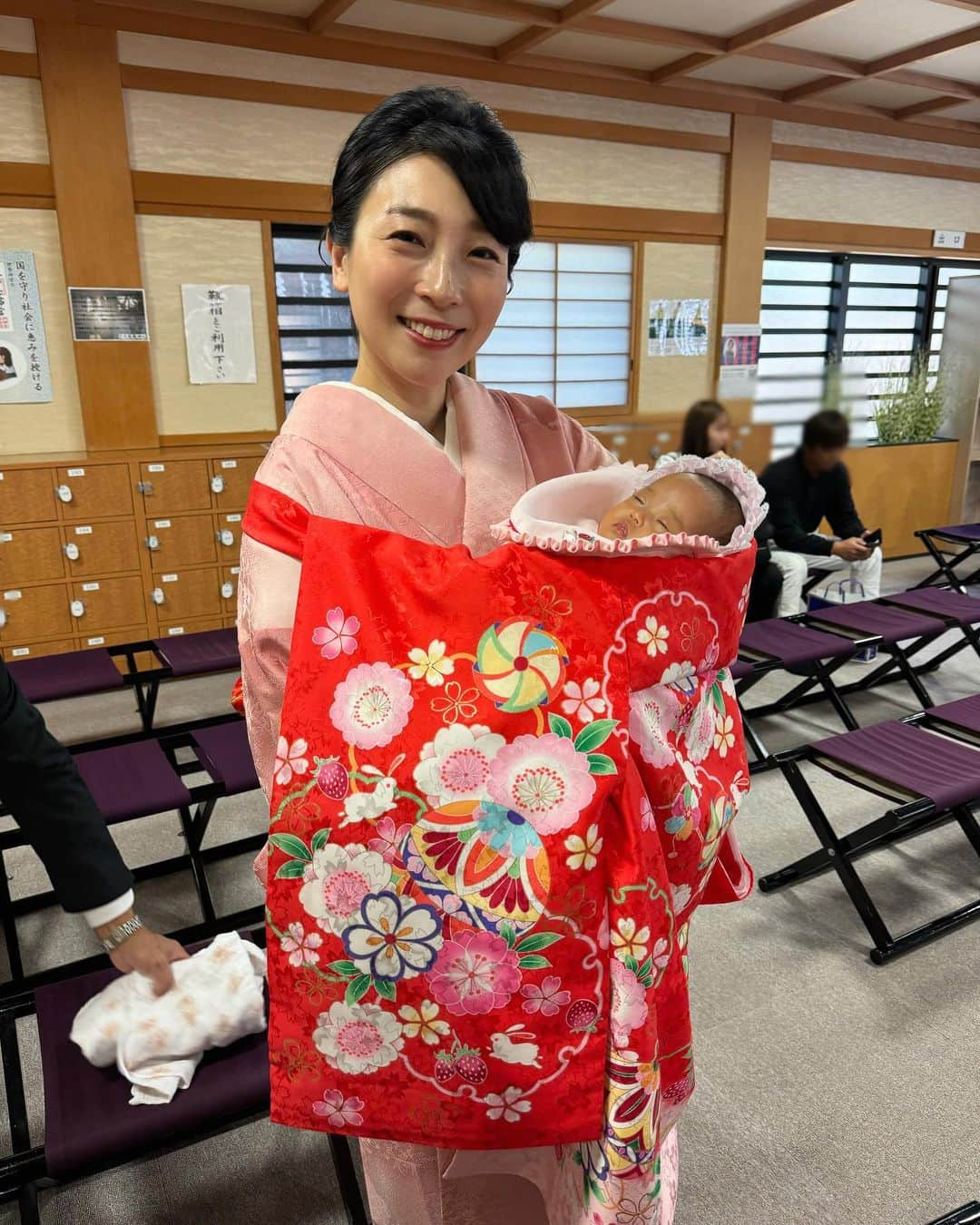 安藤あいかのインスタグラム：「お宮参りに行った日❤️ 着付けとヘアセットは初めての【くらしのマーケット】で👘 家に知らない人が入るの抵抗あったけど、実家だしみんないるし気にしないフリをした😊 お宮参りの前は初めての【スタジオアリス】で記念写真を撮った📸♡ プロの仕事すぎてアッパレ！！ 決めるもの多すぎて目が回りました🙂🙃🙂🙃出来上がり楽しみ❤️ お宮参り中はたけちよぐっすり☺️ 安産のお礼とたけちよの成長を願ってきました☺️  お守り♡ 自分で少し緊張しながら購入したものもあれば、お友達や親族、エステのお客さんからいただいたものもあり🥰 ありがとうございました🥰🥰  #お宮参り #安産 #お守り #たけちよ #帝王切開ママ #女の子ママ #体重減らないママ #おやつ食べまくりママ #カフェラテ大好きママ」