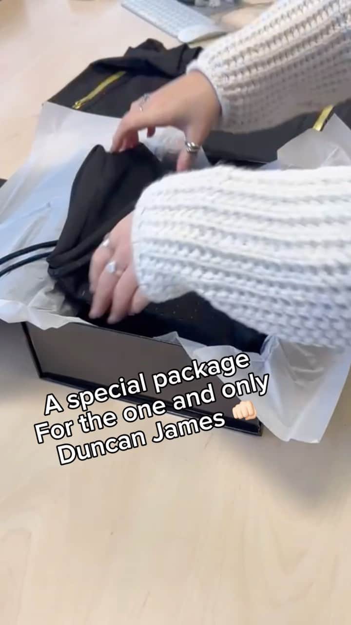 ダンカン・ジェイムスのインスタグラム：「We hope you like it @mrduncanjames ❤️👊🏻 📦」