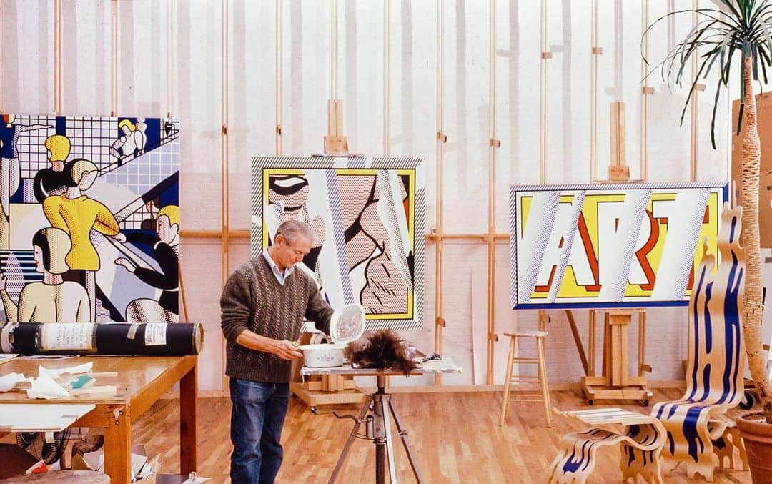 のインスタグラム：「Today marks the centenary of the birth of Roy Lichtenstein. On the occasion, the Roy Lichtenstein Foundation is launching a much-anticipated comprehensive catalogue raisonné on the late artist. An online version, which will provide access to detailed records on more than 5,500 works, is now available to browse at lichtensteincatalogue.org.   In yesterday’s “New York Times” (@nytimes), Dorothy Lichtenstein spoke about the project, as well as the recent donation of the artist’s Greenwich Village studio building to the Whitney Museum of American Art (@whitneymuseum), New York. The Whitney has just completed a renovation of the space, which will serve as the first permanent home of its widely influential Independent Study Program.   Gagosian celebrated the centenary with "Lichtenstein Remembered," an exhibition of sculptures and related studies by the artist curated by Irving Blum, which was recently on view at Gagosian in New York. The artist's "Bauhaus Stairway Mural" is currently on view at the 555 West 24th Street gallery. Follow the link in our bio to learn more about the presentations, or to read the piece in the "New York Times." __________ #RoyLichtenstein #Gagosian  Roy Lichtenstein in his Washington Street studio, New York, 1989. Artwork © Estate of Roy Lichtenstein. Photo: Bob Adelman」