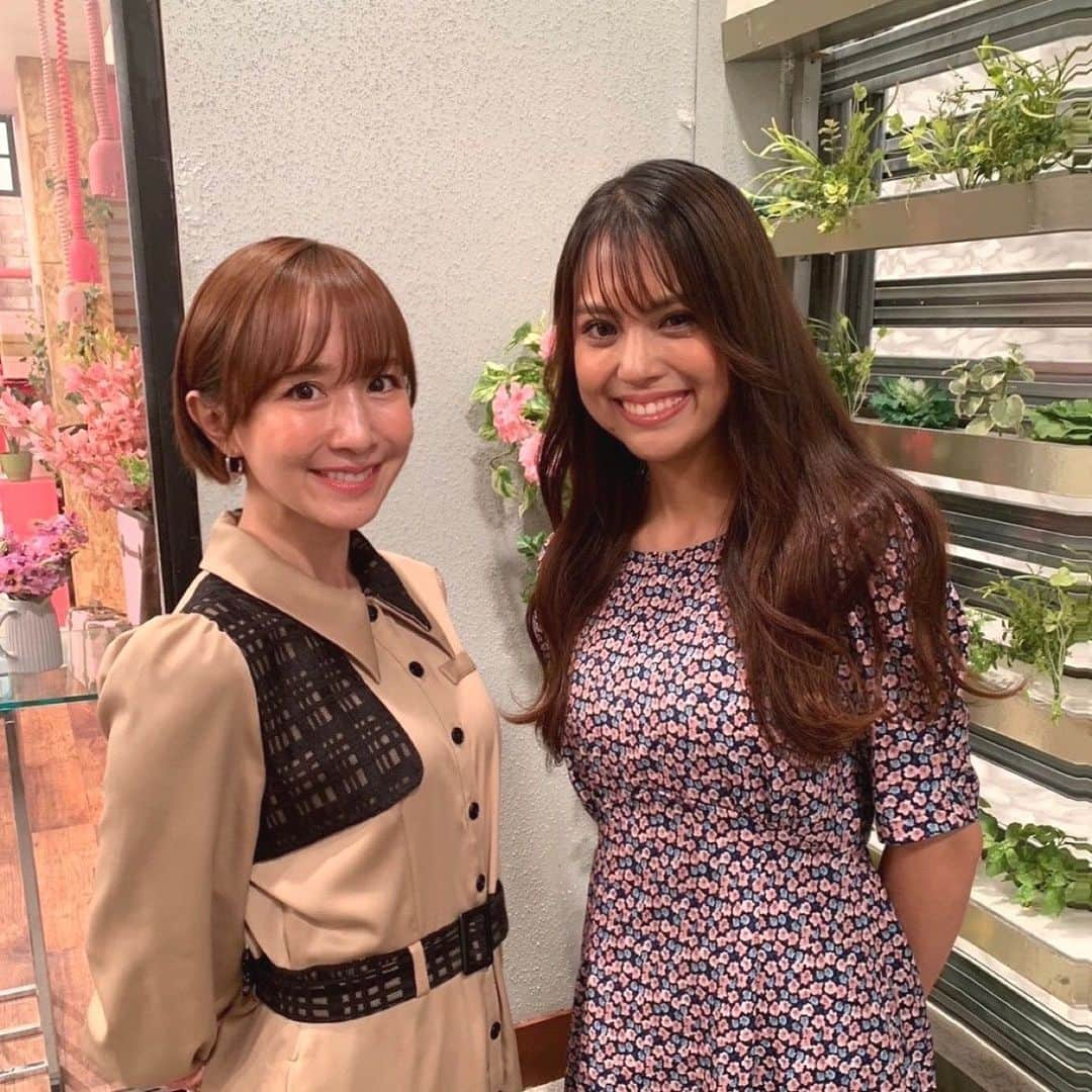 宝生真里奈のインスタグラム：「. 昨日放送のカイモノラボご覧いただけましたか？？🌼  なんか噂によれば入らない地域もあるみたい😭 何回か放送あるから観れてない人巡り会えますように🤲  初めてだったからドキドキしたけど 本当冗談抜きにほっそり出来て驚きでした😂！  そしてご一緒させて頂いた山川恵里佳さん。  ほんっっっっっとに素敵な方で、 最初ロケに行かせて頂いた時から 緊張してる私に優しく声かけてくださって 本当終わる頃には虜になりました🥺❤️  あぁやって周りの人を笑顔にできる人間になりたいなぁ って収録終わりにマネージャーさんに話したくらい素敵でした🥺  いつまでも可愛らしくて素敵な方だったので またご一緒できるようにお仕事頑張る💪  とても良い経験でした😊  #山川恵里佳　さん　#カイモノラボ　#宝生真里奈」