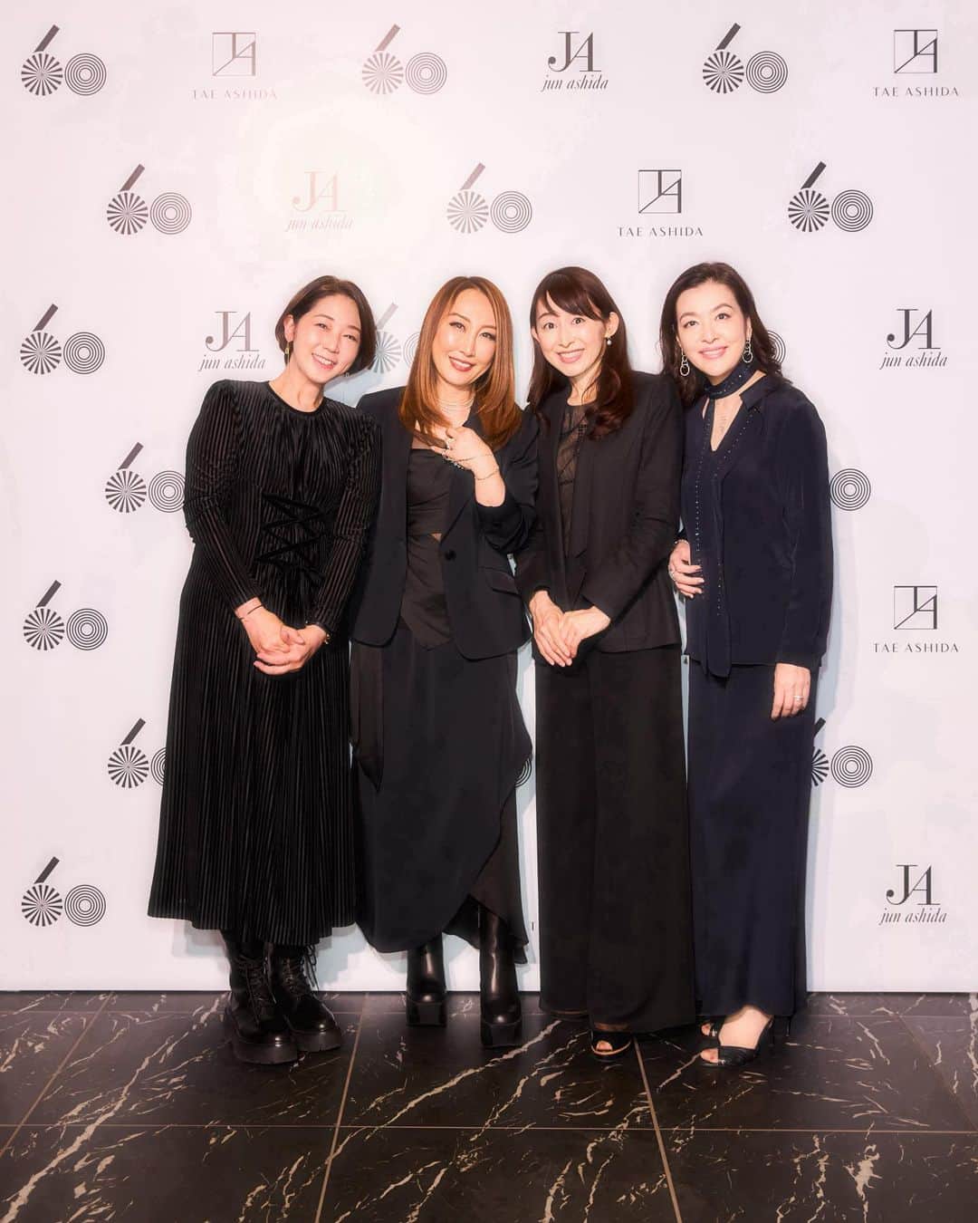 中井美穂さんのインスタグラム写真 - (中井美穂Instagram)「「JUN ASHIDA」 「TAE ASHIDA」初めての合同コレクションを見に行きました。  ジュンアシダ60周年の記念のコレクション。日本のエレガンスを牽引してきた芦田淳先生の在りし日のお姿を思い出しながら拝見しました。  ショーを彩るのは大平修蔵さんのオリジナルの楽曲。小室哲哉さんのピアノとのコラボレーションも🎵 伝統と革新を体現する芦田多恵さん、素敵です✨✨✨  ランウェイを歩く富永愛さんのかっこよさにも惚れ惚れしました。  #芦田多恵 さん #山形由美さん #松本志のぶさん #ジュンアシダ  #タエアシダ  #日本のエレガンス  #ファッションショー   #富永愛さん」10月27日 23時12分 - mihonakai2021
