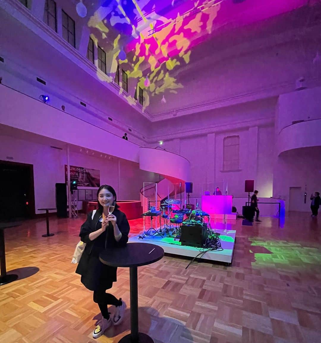 白石小百合のインスタグラム：「Night Museum Party🥂  ACK @artcollaborationkyoto Opening✨✨✨  Exhibition @yukimasaida Congrats!!  ↑パーティ早く来すぎた人の図。笑 おかげでしっかり展示も見てお酒も頂きさくっとドロン〜 ポメリーのシャンパンと月の桂の吃驚仰天、美味！泡酒好き♡  空間を広く使う美術館でのパーティは開放感あり美しく素敵✨✨  国際アートフェアACKは土曜から〜国立京都国際会館で開催！！  初回からほぼ来てるけど、海外アートフェアに近いプログラム豊富なACKに期待する声が聞こえてきます。  今日は十三夜…月が綺麗ですね🌕  #art #contemporaryart #artcollaborationkyoto」