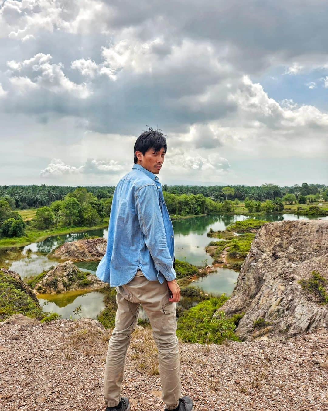 デスモンド・タンのインスタグラム：「可惜，人生没有如果  From the bottom of my heart, thank you all for being part of Liumu's journey. Grateful for your support till the end. Big shoutout to the entire production team! 谢谢你们喜欢《金色大道》❤️  #AllThatGlitters #金色大道 #林木森 #六木 #炼奶多」