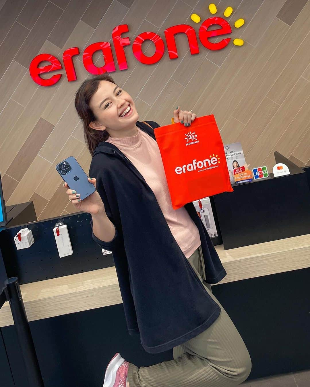 Kimberly Ryderさんのインスタグラム写真 - (Kimberly RyderInstagram)「Get your iPhone 15 and iPhone 15 Pro OUT NOW at @erafonestores! 🤩💃🏻  #Erafone #iPhone15 #iPhone15Pro」10月27日 23時16分 - kimbrlyryder