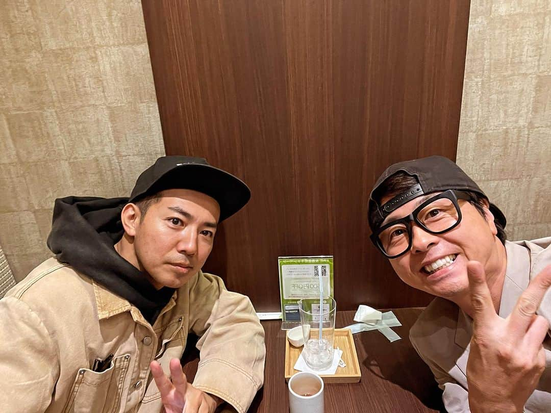 河本準一さんのインスタグラム写真 - (河本準一Instagram)「楽しいやつと楽しい会話。^_^ まぁ、これが1番癒されるわな #綾部祐二 #河本準一」10月27日 23時20分 - junichi_komoto0407