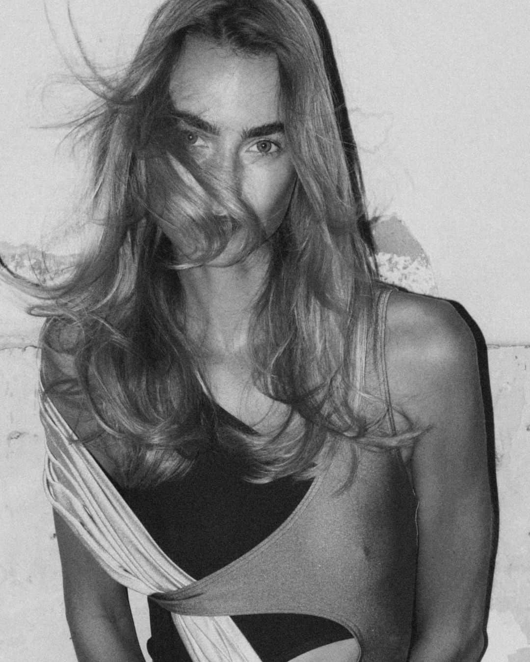 マルチェ・フェルフーフのインスタグラム：「last drop 🤍🖤 @heingijsbers @alexvandersteen @evacopper」