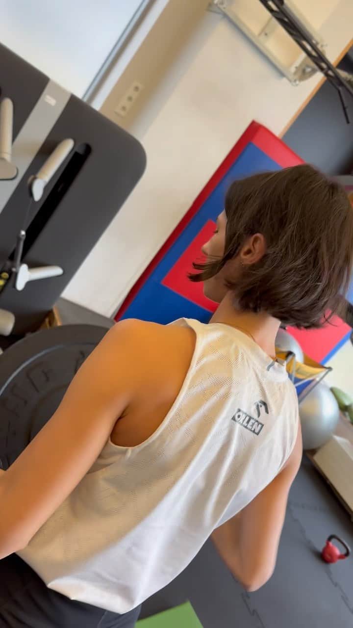 アンナ・キールバシンスカのインスタグラム：「Dzień za dniem. Tydzień za tygodniem. Odblokowujemy nowe lewele😉 miło mi poinformować 🤪 ze na tej drodze napotkałam tak samo zaangażowana w sport @kzillmann i tak razem dzień za dniem kroczymy sobie w tym samym kierunku. Czyt. @paris2024 🤞🏼pod okiem @krzesimirsieczych &  @bajexis & Mateusz Jenda   [wspolpracareklamowa: @grupaorlen @newbalance @newbalancerunning @miastosopot @cwzs)   #grupaorlen #orlenteam #newbalance #newbalancerunning」
