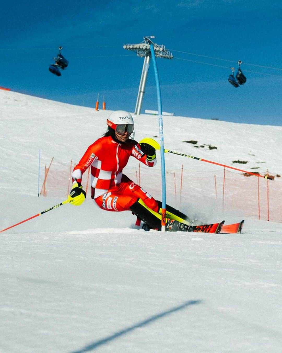 ロシニョールさんのインスタグラム写真 - (ロシニョールInstagram)「This passionate skier with a wide range of interests used to skate with her friends, ride her bike, get on a snowboard from time to time and, above all, spend her summers on the shores of the Adriatic Sea windsurfing and kitesurfing.  #anotherbestday #callingallheroes #alpinesoulsseries  📸 @almofilm @aubinvaissiere」10月27日 23時25分 - rossignol