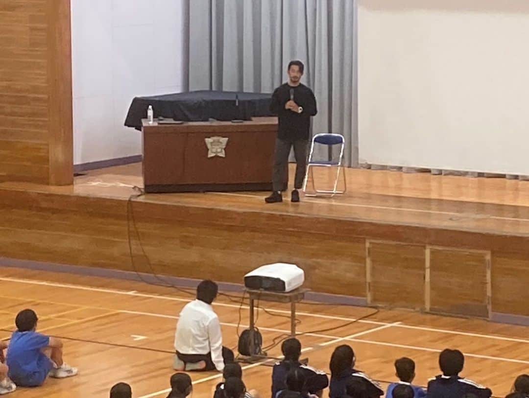 佐藤勇人さんのインスタグラム写真 - (佐藤勇人Instagram)「八千代市立高津中学校  卒業してから27年振りに母校へ伺いました。 生徒数は900人！ 全校生徒皆んなへの講演とサッカー部の練習参加。 クラスも当時の6クラスから8クラスに増えていて、本当に元気な子供達が集まっていて楽しい学校でした！  やっぱり母校はいいなー  加藤校長先生、先生方、ありがとうございました。 高津中の皆んな、また会いましょう！  #高津中学校 #八千代市 #母校 #中学校 #ジェフユナイテッド市原千葉  #佐藤勇人」10月27日 23時26分 - yuto7sato