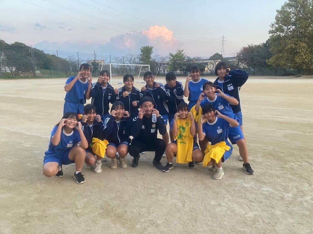 佐藤勇人さんのインスタグラム写真 - (佐藤勇人Instagram)「八千代市立高津中学校  卒業してから27年振りに母校へ伺いました。 生徒数は900人！ 全校生徒皆んなへの講演とサッカー部の練習参加。 クラスも当時の6クラスから8クラスに増えていて、本当に元気な子供達が集まっていて楽しい学校でした！  やっぱり母校はいいなー  加藤校長先生、先生方、ありがとうございました。 高津中の皆んな、また会いましょう！  #高津中学校 #八千代市 #母校 #中学校 #ジェフユナイテッド市原千葉  #佐藤勇人」10月27日 23時26分 - yuto7sato