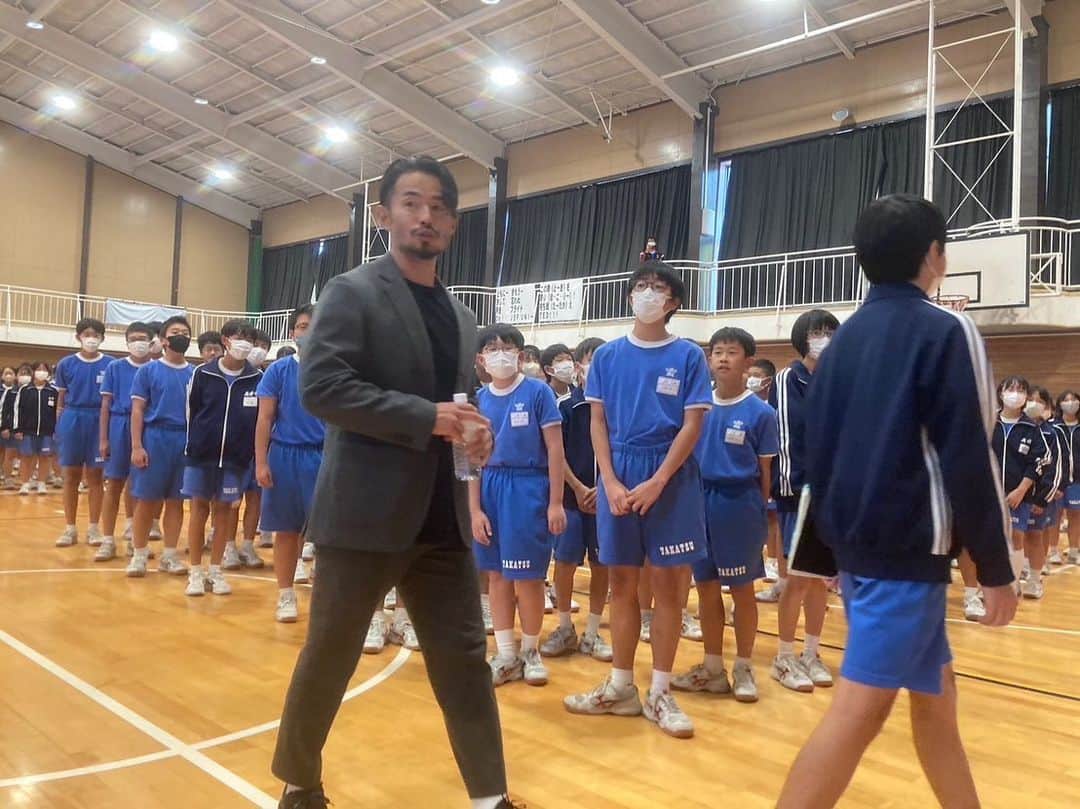 佐藤勇人さんのインスタグラム写真 - (佐藤勇人Instagram)「八千代市立高津中学校  卒業してから27年振りに母校へ伺いました。 生徒数は900人！ 全校生徒皆んなへの講演とサッカー部の練習参加。 クラスも当時の6クラスから8クラスに増えていて、本当に元気な子供達が集まっていて楽しい学校でした！  やっぱり母校はいいなー  加藤校長先生、先生方、ありがとうございました。 高津中の皆んな、また会いましょう！  #高津中学校 #八千代市 #母校 #中学校 #ジェフユナイテッド市原千葉  #佐藤勇人」10月27日 23時26分 - yuto7sato