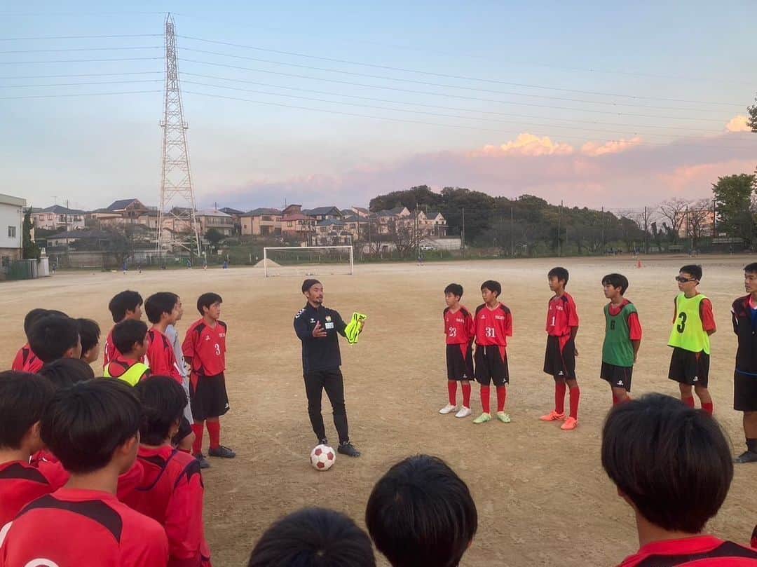 佐藤勇人さんのインスタグラム写真 - (佐藤勇人Instagram)「八千代市立高津中学校  卒業してから27年振りに母校へ伺いました。 生徒数は900人！ 全校生徒皆んなへの講演とサッカー部の練習参加。 クラスも当時の6クラスから8クラスに増えていて、本当に元気な子供達が集まっていて楽しい学校でした！  やっぱり母校はいいなー  加藤校長先生、先生方、ありがとうございました。 高津中の皆んな、また会いましょう！  #高津中学校 #八千代市 #母校 #中学校 #ジェフユナイテッド市原千葉  #佐藤勇人」10月27日 23時26分 - yuto7sato
