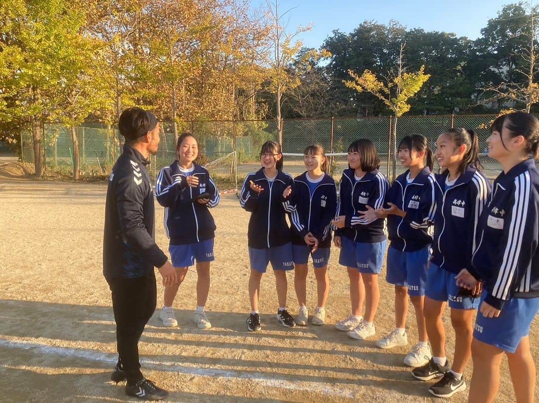 佐藤勇人さんのインスタグラム写真 - (佐藤勇人Instagram)「八千代市立高津中学校  卒業してから27年振りに母校へ伺いました。 生徒数は900人！ 全校生徒皆んなへの講演とサッカー部の練習参加。 クラスも当時の6クラスから8クラスに増えていて、本当に元気な子供達が集まっていて楽しい学校でした！  やっぱり母校はいいなー  加藤校長先生、先生方、ありがとうございました。 高津中の皆んな、また会いましょう！  #高津中学校 #八千代市 #母校 #中学校 #ジェフユナイテッド市原千葉  #佐藤勇人」10月27日 23時26分 - yuto7sato