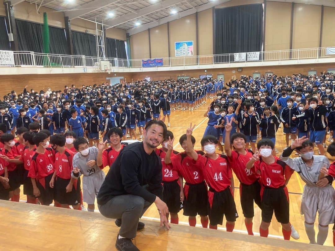 佐藤勇人のインスタグラム：「八千代市立高津中学校  卒業してから27年振りに母校へ伺いました。 生徒数は900人！ 全校生徒皆んなへの講演とサッカー部の練習参加。 クラスも当時の6クラスから8クラスに増えていて、本当に元気な子供達が集まっていて楽しい学校でした！  やっぱり母校はいいなー  加藤校長先生、先生方、ありがとうございました。 高津中の皆んな、また会いましょう！  #高津中学校 #八千代市 #母校 #中学校 #ジェフユナイテッド市原千葉  #佐藤勇人」